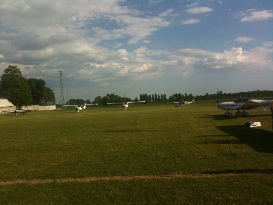 Aviosuperficie airfield friuli 03 890x667 Laviosuperficie e campo volo di Codroipo in Friuli